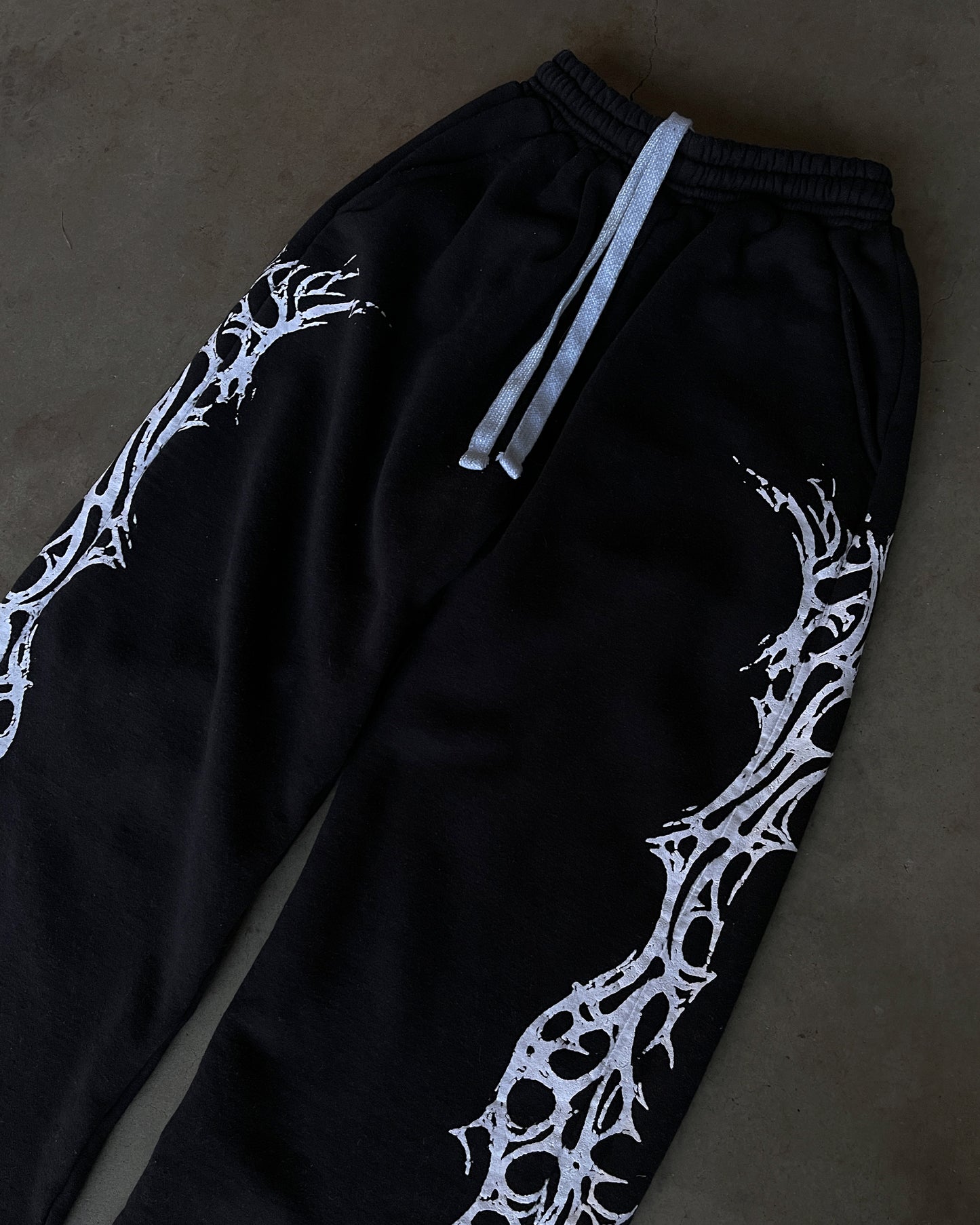GROWING PAINS SWEATPANTS (BLACK)